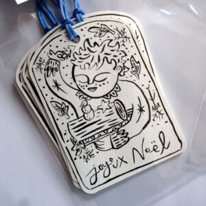 Lot de cinq étiquettes cadeaux dessinées à la main